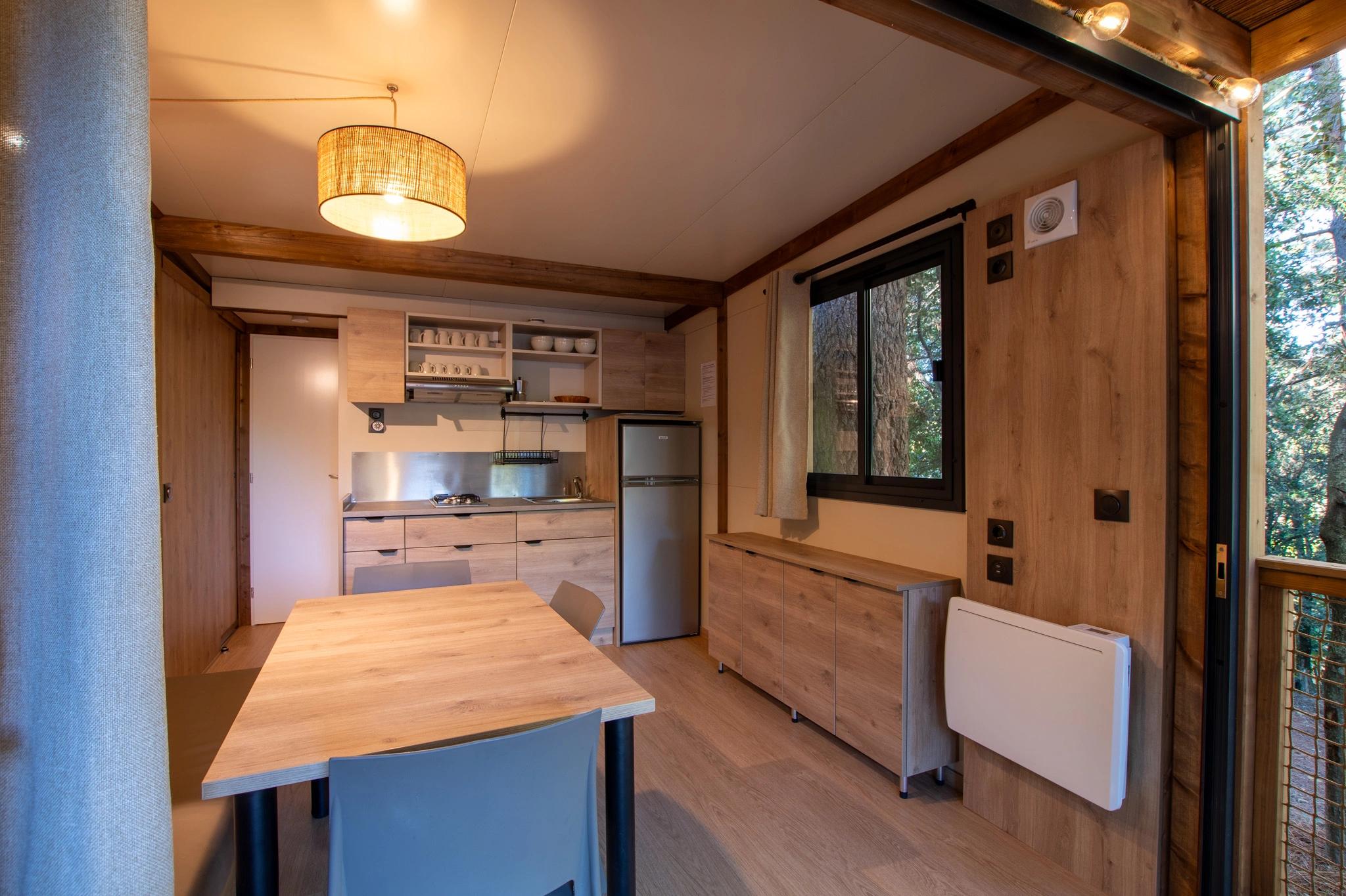 Cuisine entièrement équipée avec électroménager moderne dans le chalet au Camping Bavella Vista​