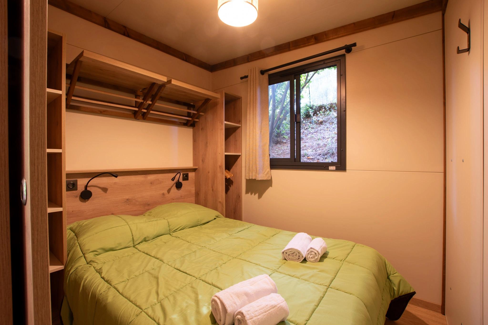 Chambre avec lits superposés et lit simple, idéale pour les enfants, dans un chalet du Camping Bavella Vista