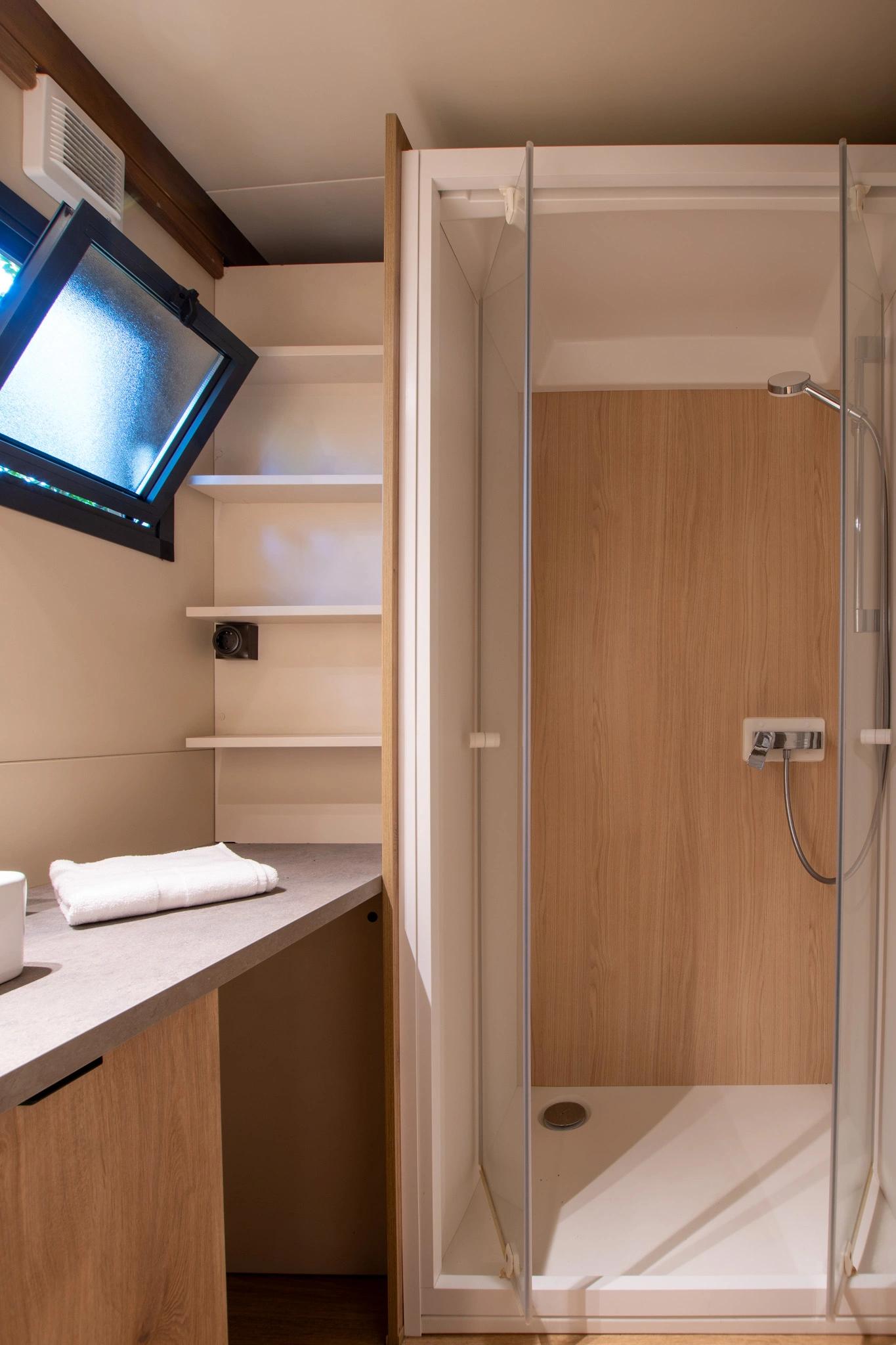 Salle de bain moderne avec douche et toilettes  au Camping Bavella Vista à Zonza
