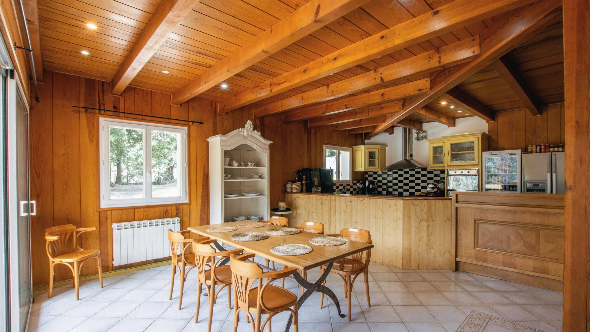 Chalet en bois spacieux avec une mezzanine au Camping Bavella Vista en Corse-du-Sud