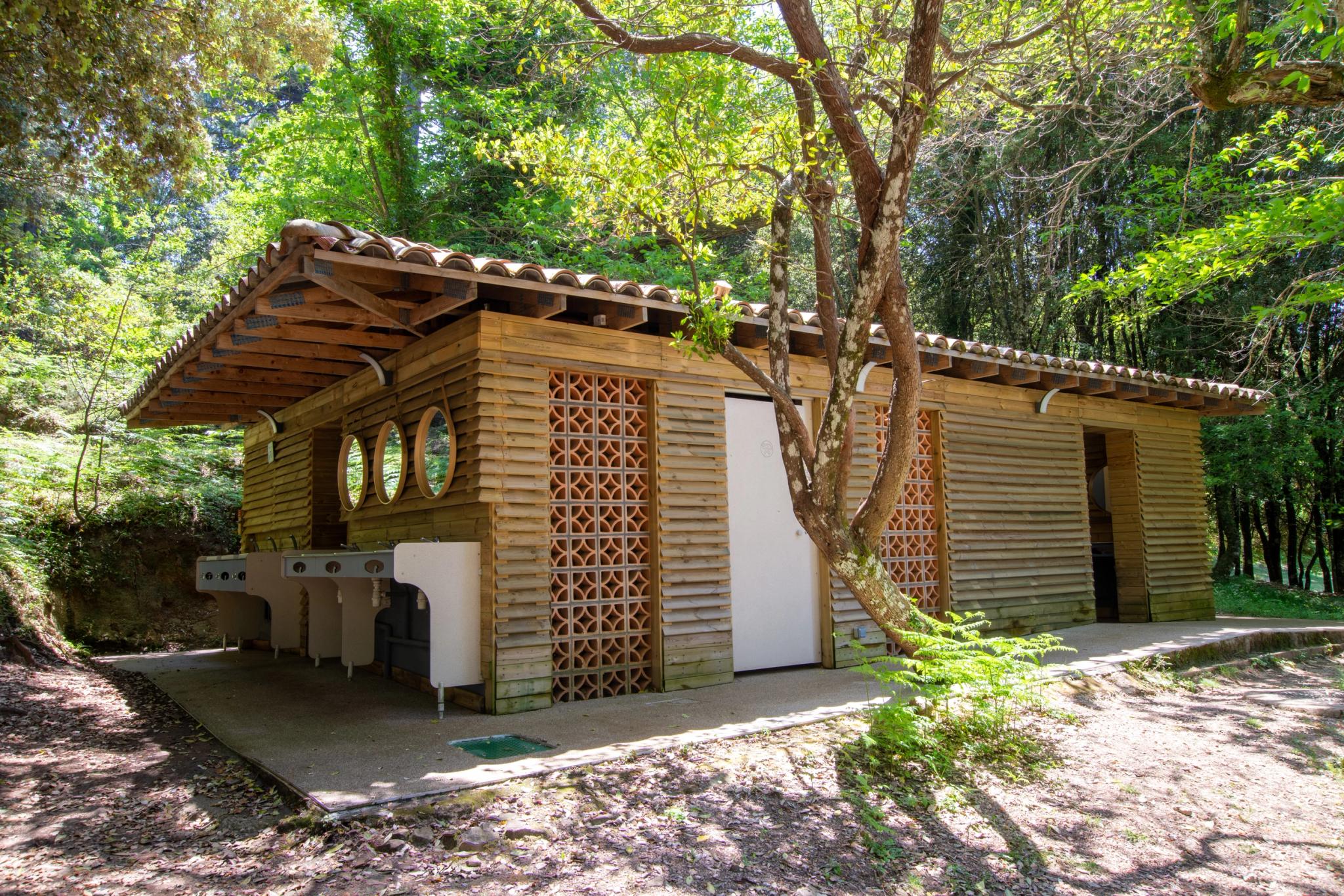Installations sanitaires modernes, garantissant confort et commodité au Camping Bavella Vista